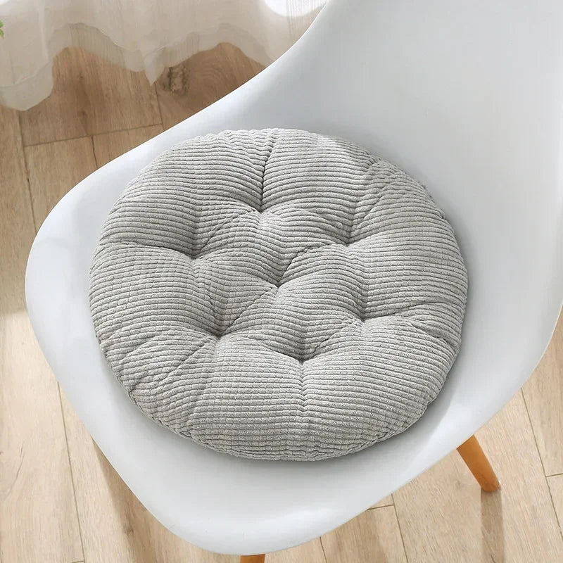 Coussin rond velours côtelé rouge sur canapé moderne