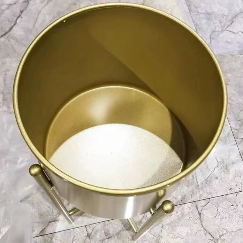 Cache-pot doré design scandinave sur table