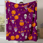 Une couverture en polaire violette colorée avec des motifs d'Halloween incluant des citrouilles, des crânes et des chapeaux de sorcière.