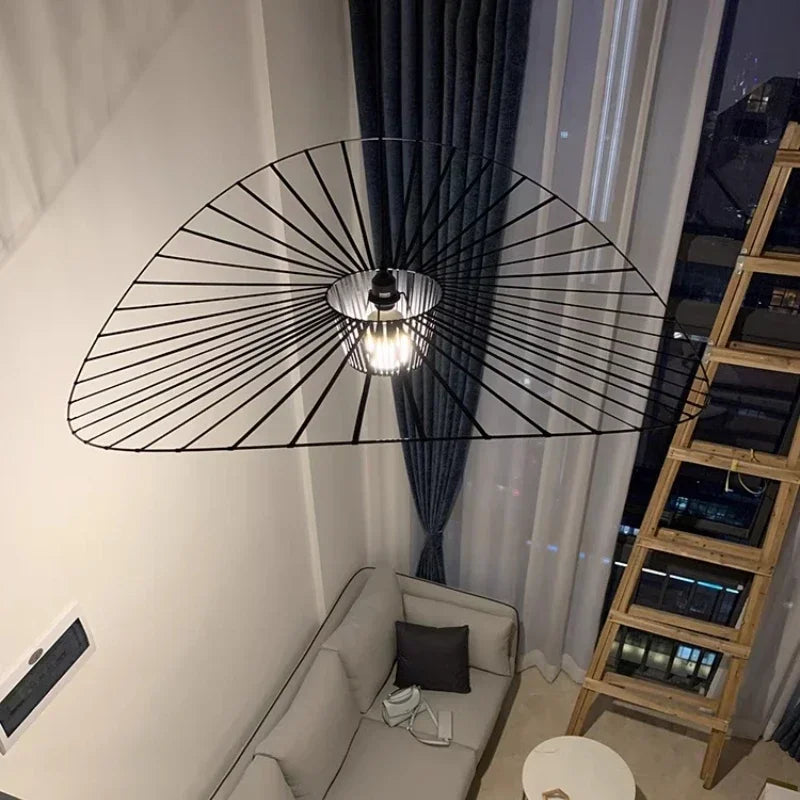 Lustre suspendu chapeau de paille éclairage LED dans une salle à manger contemporaine