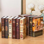 Pile de faux livres imitation antique dans un salon élégant