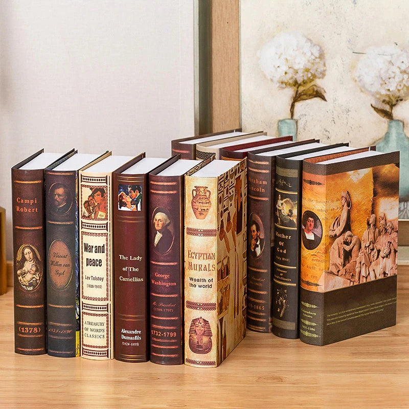 Pile de faux livres imitation antique dans un salon élégant
