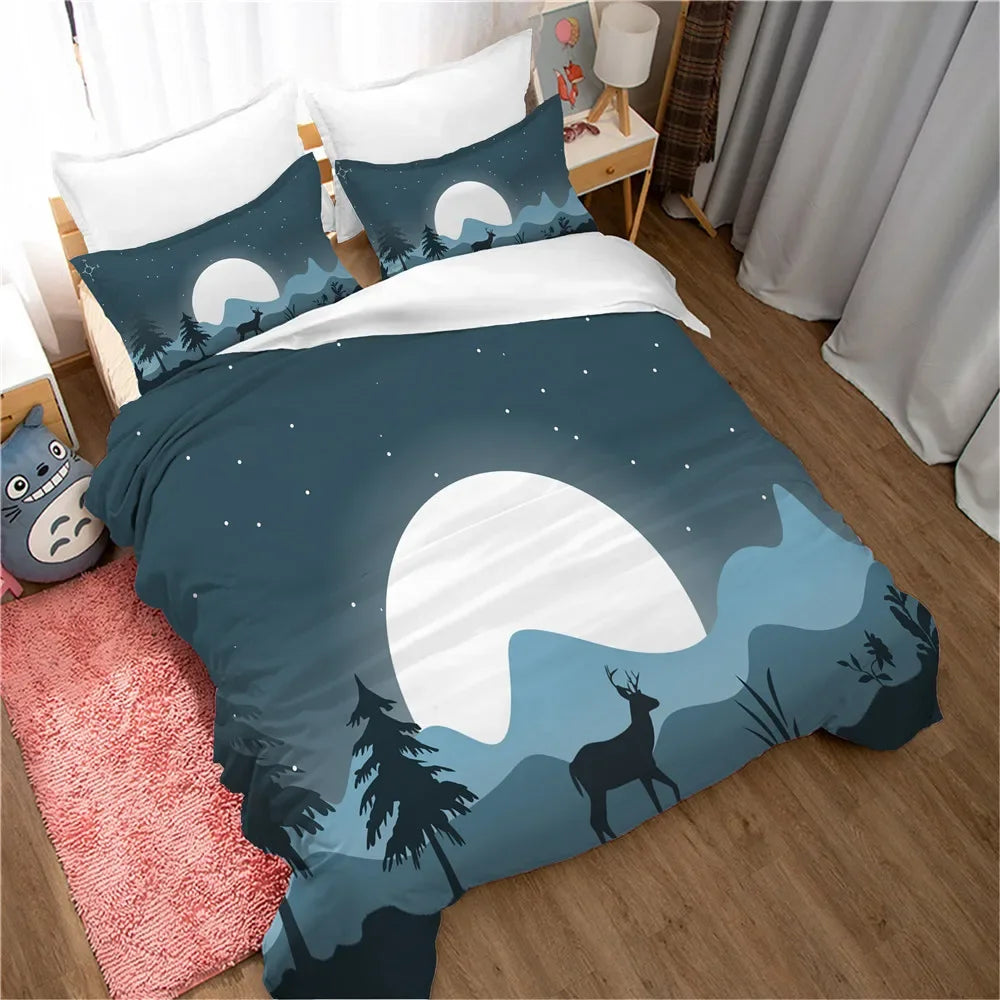 Détail du design montagneux avec élans et clair de lune sur la housse de couette