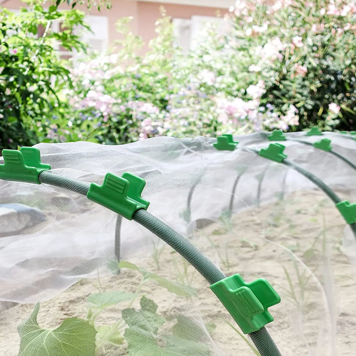 Pince à serre en plastique fixant une voile d'ombrage sur un tube rond