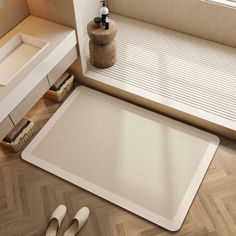 Tapis de sol beige avec texture à rayures, posé dans une salle de bains moderne et épurée.