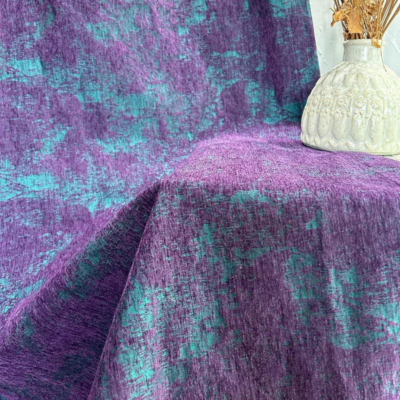 Des rideaux en textile de qualité supérieure, de couleur violette, présentant un motif créatif inspiré des arts traditionnels. Ces rideaux, fabriqués à partir de matériaux naturels, apportent une touche d'élégance à toute pièce avec leur motif de quilt. Visuellement similaires à des draps de lit, ces rideaux ajoutent un aspect luxueux à la décoration intérieure tout en assurant l'intimité. Idéal pour ceux qui cherchent à marier le style et la fonctionnalité dans leurs choix de décoration.