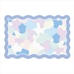 Cette image représente un motif abstrait de nuages et de formes fluides dans des tons pastel bleus et roses, créant une atmosphère sereine et apaisante.
