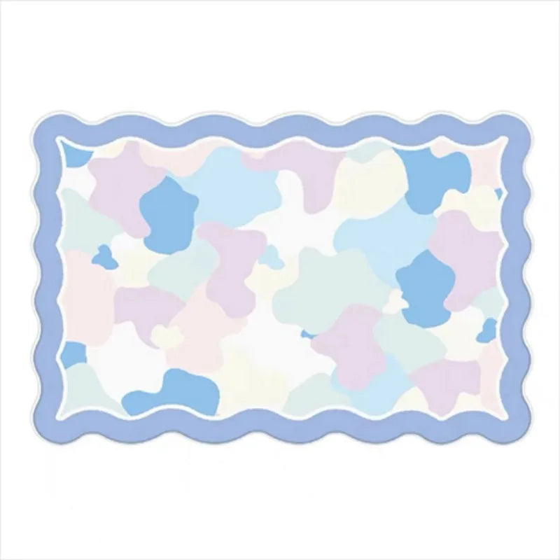 Cette image représente un motif abstrait de nuages et de formes fluides dans des tons pastel bleus et roses, créant une atmosphère sereine et apaisante.