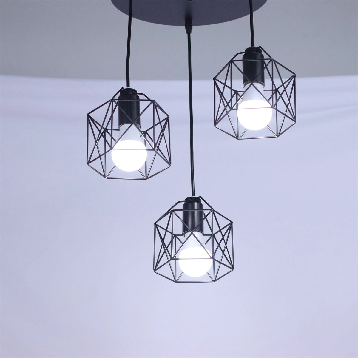 Vue rapprochée de l'abat-jour en cage métallique de la lampe