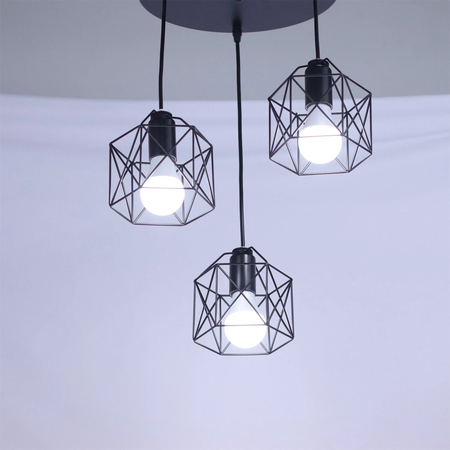 Vue rapprochée de l'abat-jour en cage métallique de la lampe