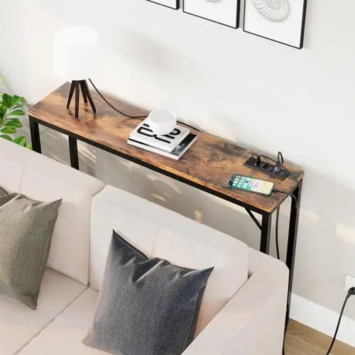 Vue de côté de la console étroite en métal et MDF
