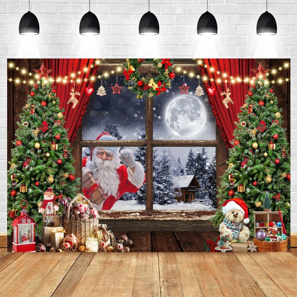 Décor noir de Noël installé sur une cheminée en pierre