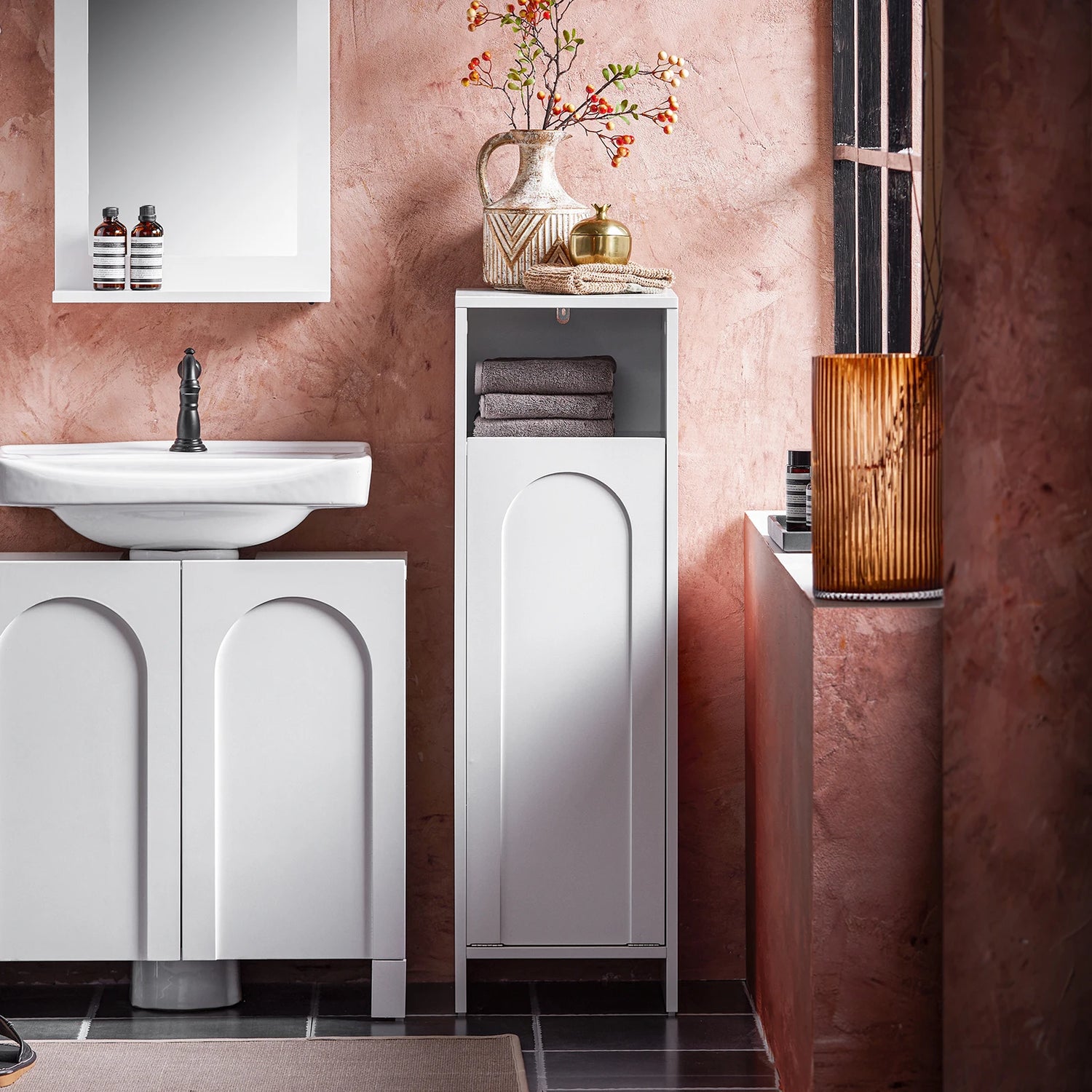 Intérieur de l'armoire à linge montrant le panier amovible