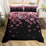 Housse de couette fleurs de cerisier dans une chambre d'enfant décorée