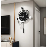 Détail de la pendule balançoire sur horloge murale moderne