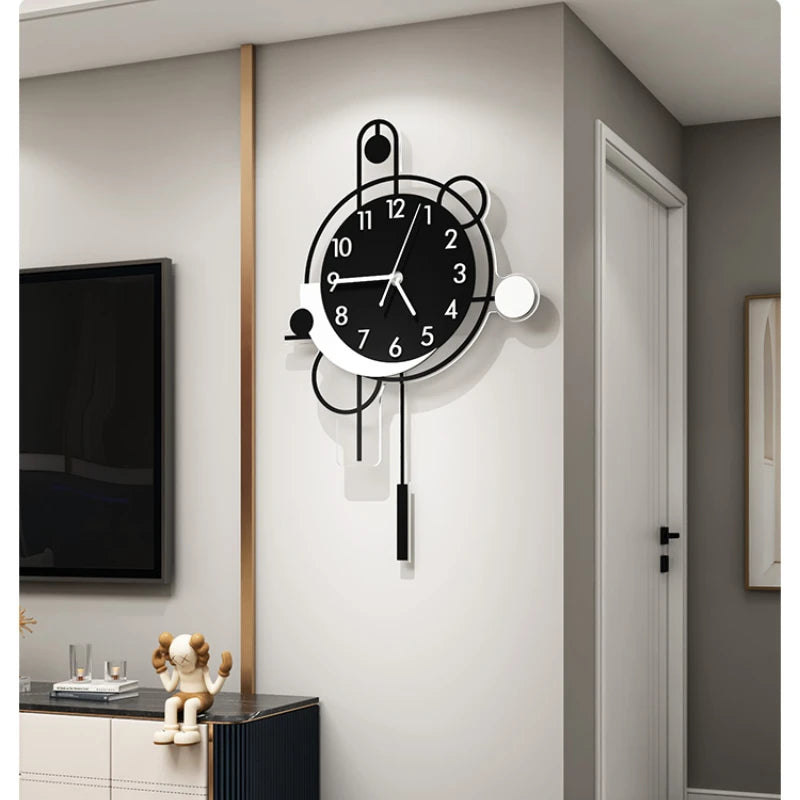 Détail de la pendule balançoire sur horloge murale moderne