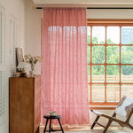 Rideau à carreaux rouge et blanc dans un salon lumineux avec de grandes fenêtres, offrant une ambiance chaleureuse et accueillante. Idéal pour ajouter une touche de style rétro à votre intérieur et compléter la décoration de votre pièce. Parfait pour un salon, une chambre ou un espace détente.