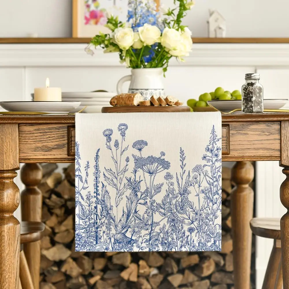 Une magnifique décoration florale apporte une touche naturelle et élégante à cette table rustique.