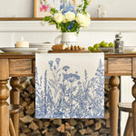 Une magnifique décoration florale apporte une touche naturelle et élégante à cette table rustique.
