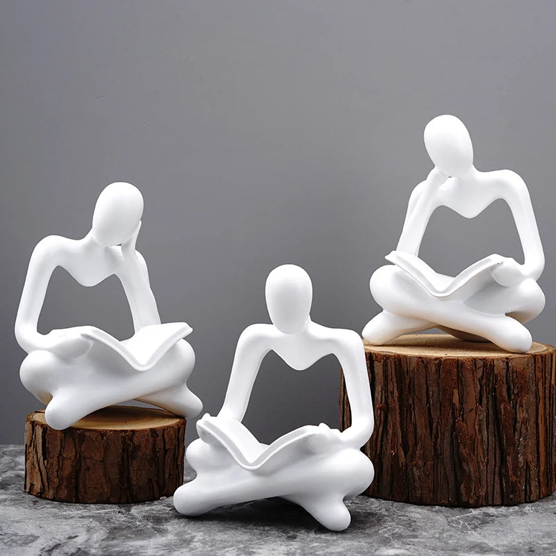 Statue personnage lecture en résine jaune clair sur bureau contemporain