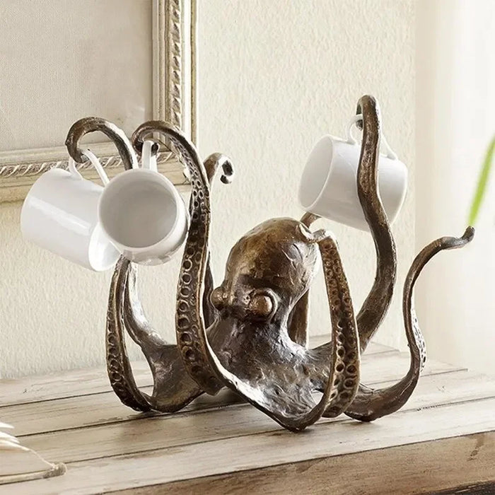 Statue pieuvre en résine grise sur un bureau