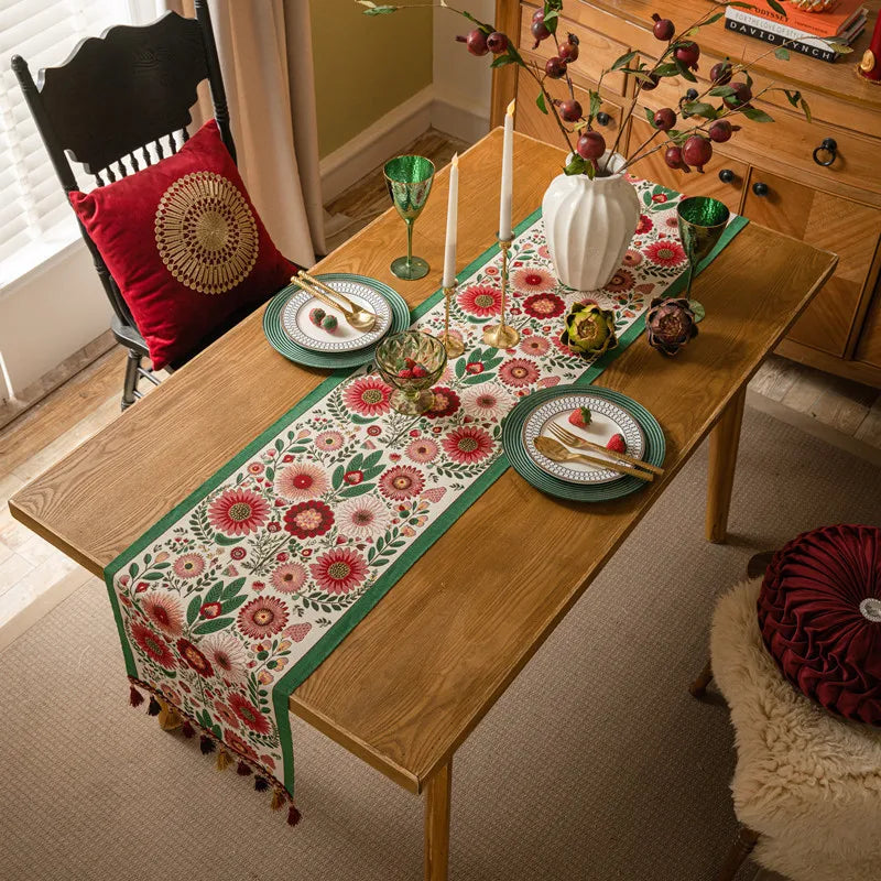 Une table élégamment dressée avec des fleurs colorées et des accessoires décoratifs, créant une ambiance chaleureuse et festive.