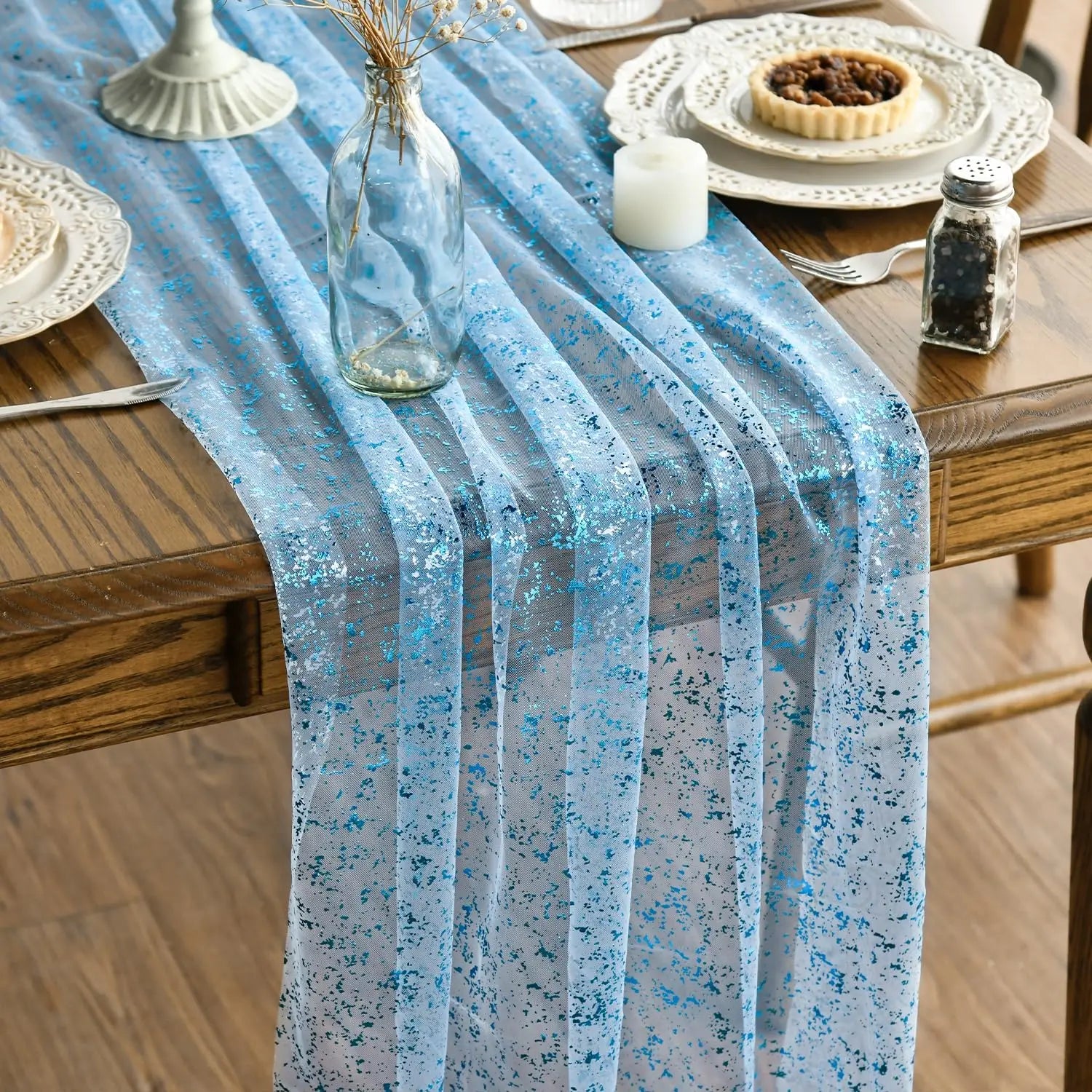 Chemin de table doré avec rubans blancs