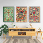 Cette image présente un meuble en bois clair avec des décorations murales colorées, créant une ambiance chaleureuse et ethnique.