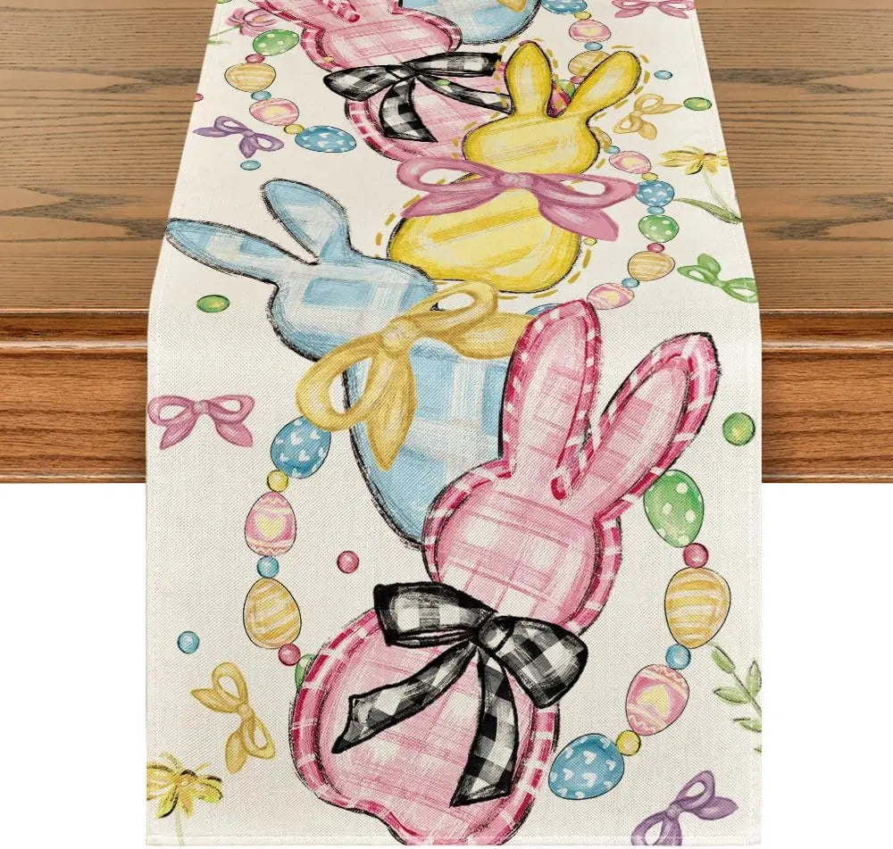 Cette image présente une jolie décoration de Pâques avec de beaux lapins en peluche, des oeufs colorés et des nœuds décoratifs sur un fond lumineux.