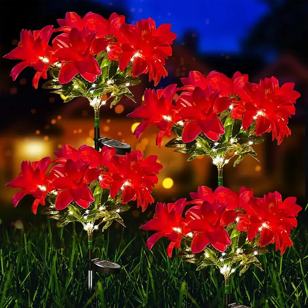 Lumière solaire poinsettia LED blanche chaude dans un jardin décoré pour Noël