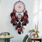 Suspension murale décorative aux couleurs rouge et noire, composée de plumes et d'un motif de capteur de rêves aux motifs floraux.