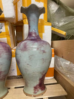 Vase décoratif en céramique émaillée de couleurs turquoise et violet foncé, avec un design irrégulier et texturé.