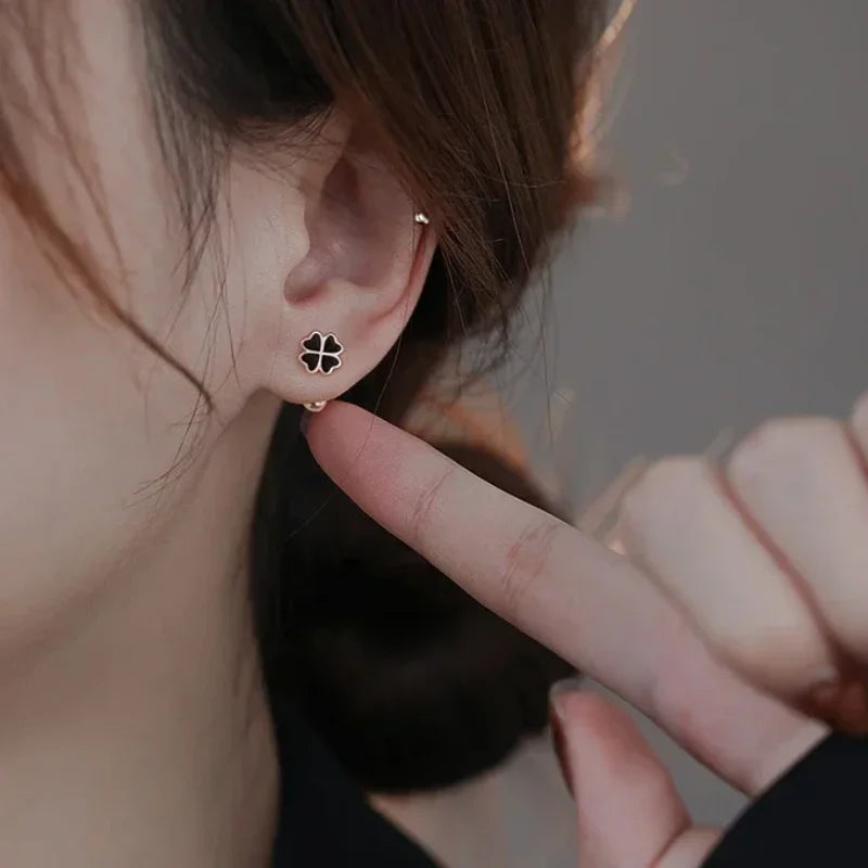 Boucles d'oreilles argent 925 trèfle porte-bonheur noir plante portées
