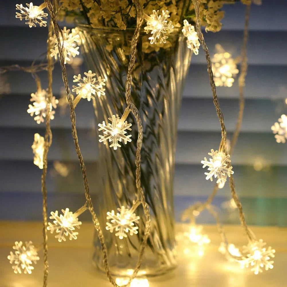 Détail des LED en forme de flocons de neige sur la guirlande lumineuse