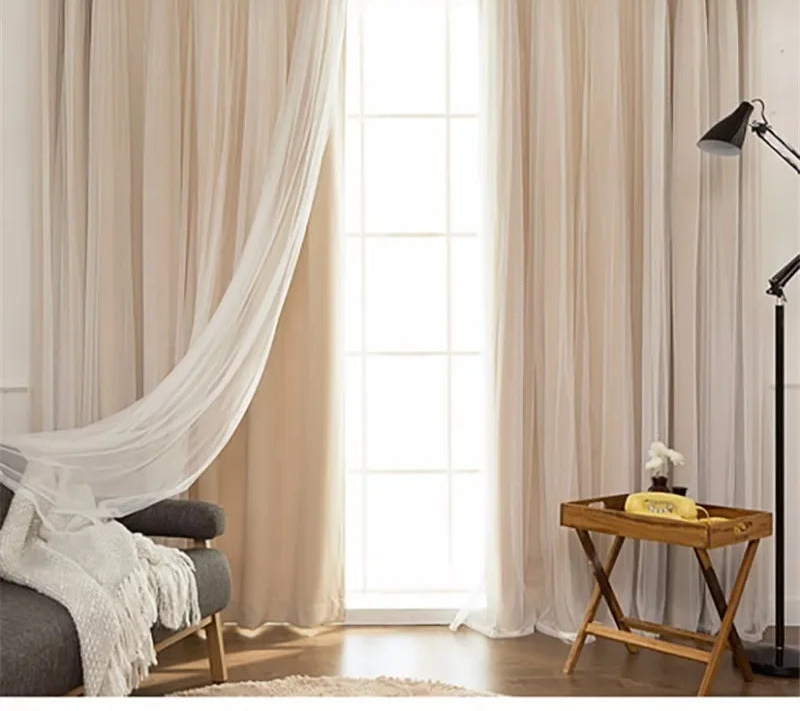 Rideaux élégants dans un salon contemporain, couvrant une grande fenêtre pour filtrer la lumière du jour. Ces rideaux créent une ambiance chaleureuse et accueillante, idéale pour tout intérieur moderne. Accessoires décoratifs ajoutés pour une touche de style.