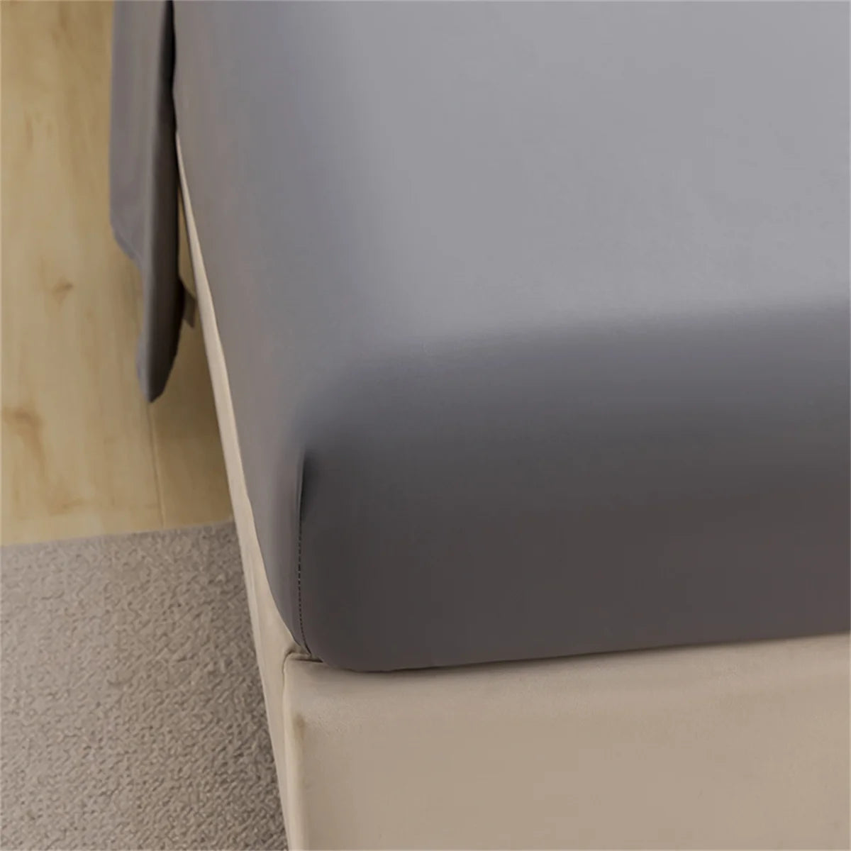 Parure de lit avec drap-housse et taies d'oreiller dans un intérieur moderne