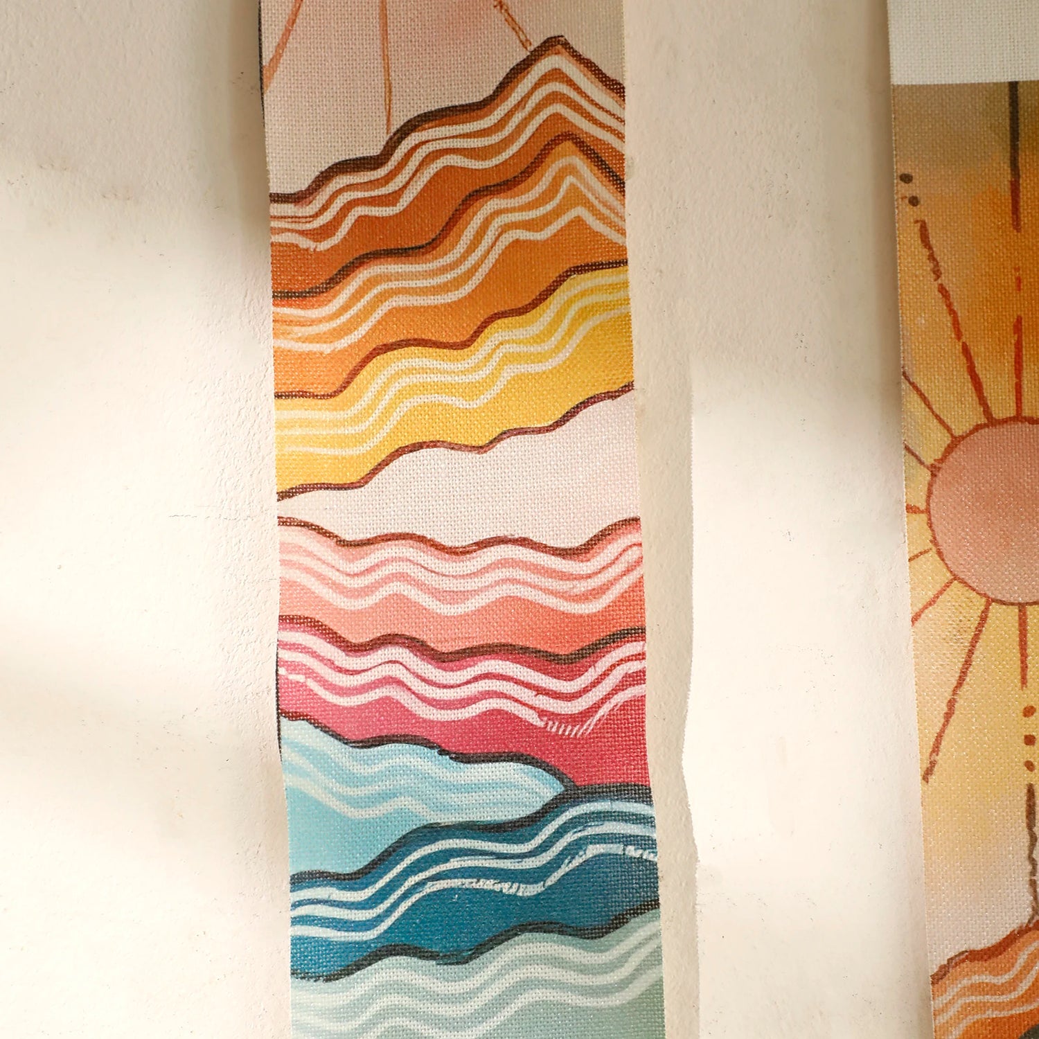 Tapisserie accrochée dans un salon avec décoration boho
