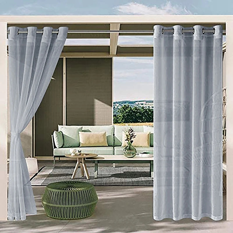 Rideau terrasse transparent jaune décorant un espace extérieur ensoleillé