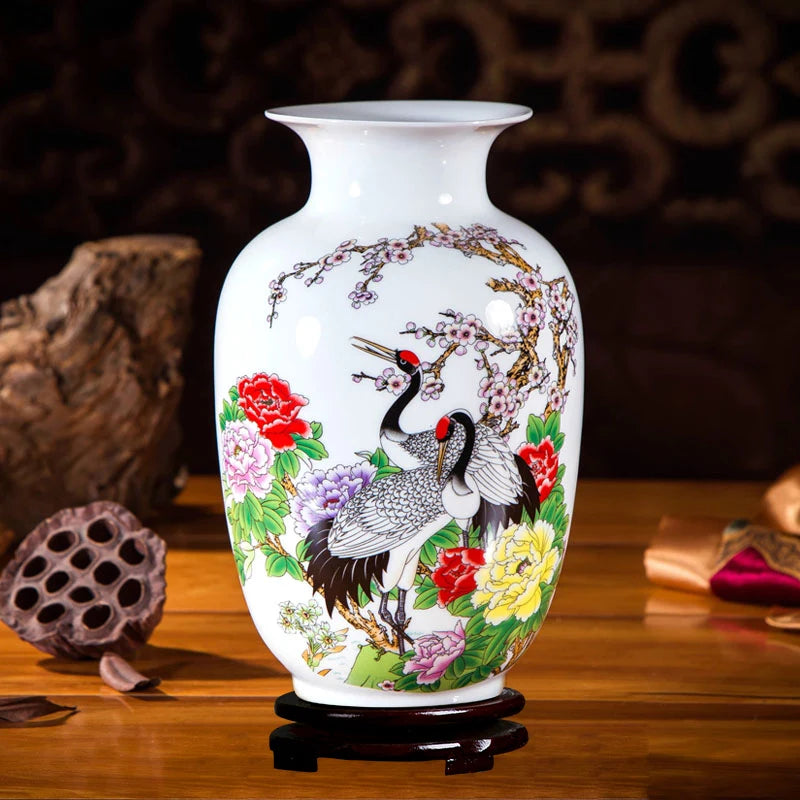 Un vase en porcelaine blanche décoré de grues, de fleurs de pivoines et de fleurs de cerisier en fleurs.