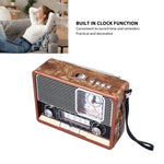 Radio réveil vintage en usage sur un bureau avec décoration