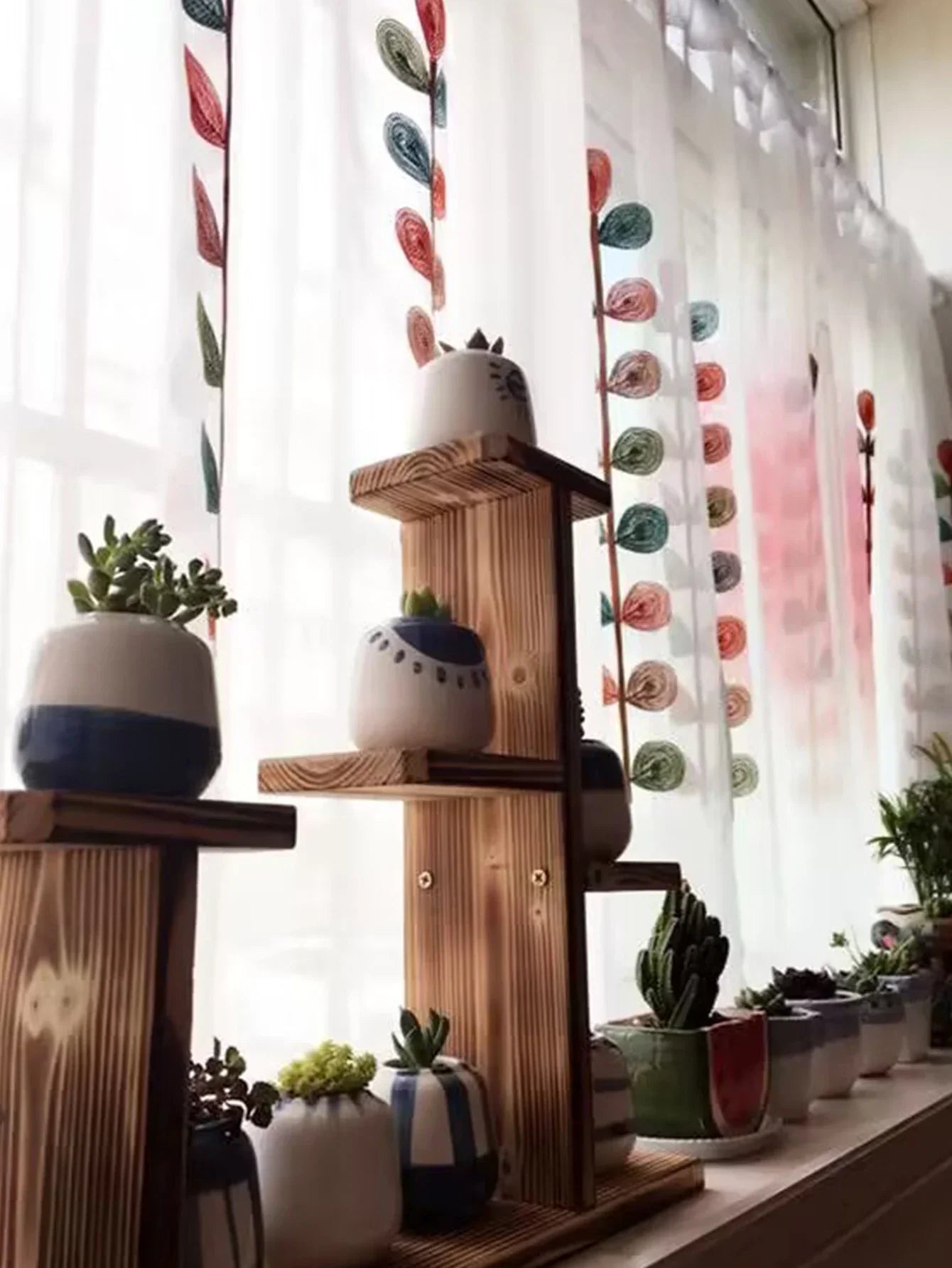 Cantonnière installée sur une fenêtre de cuisine avec lumière naturelle