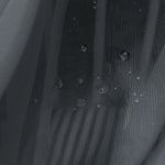 Rideau de douche imperméable en toile de fond grise avec gouttelettes d'eau visibles, idéal pour une salle de bain moderne et élégante, offrant style et fonctionnalité.