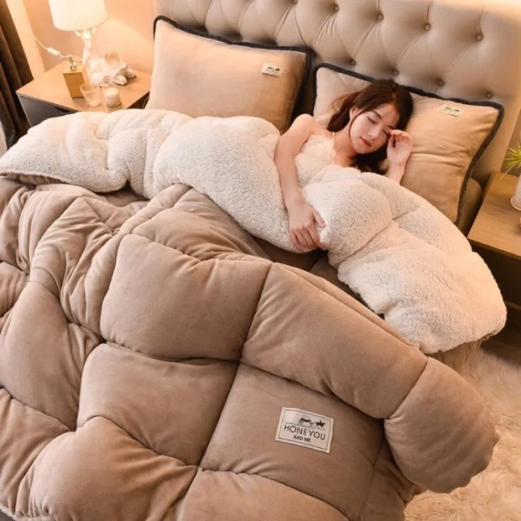 Édredon en velours bleu dans une chambre décorée