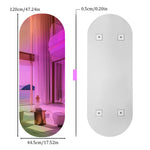 Un intérieur moderne et élégant avec des rideaux roses vibrante, des éléments décoratifs dorés et un miroir rond blanc minimaliste sur un fond de paysage verdoyant.