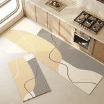 Tapis décoratif moderne avec motifs géométriques abstraits en beige et gris dans une cuisine élégante.