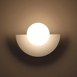 Applique murale LED demi-cercle colorée nordique dans une chambre moderne