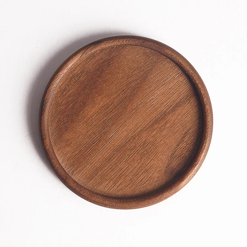 Sous-verre rond en bois de noyer style japonais sur table en bois