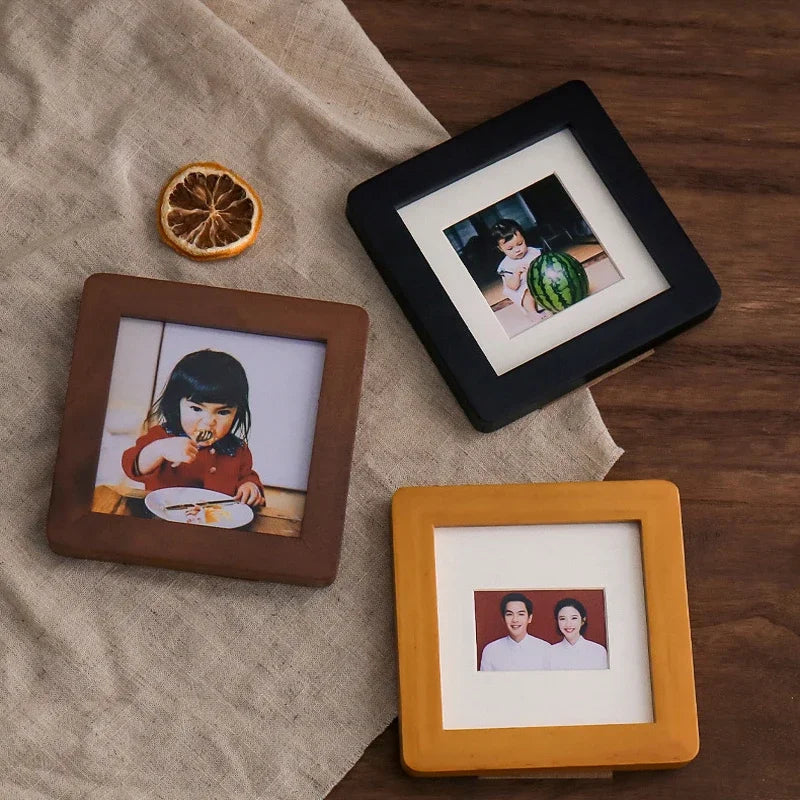 Cadre photo vintage blanc dans une décoration intérieure moderne
