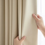 Rideau occultant beige moderne installé dans une chambre à coucher