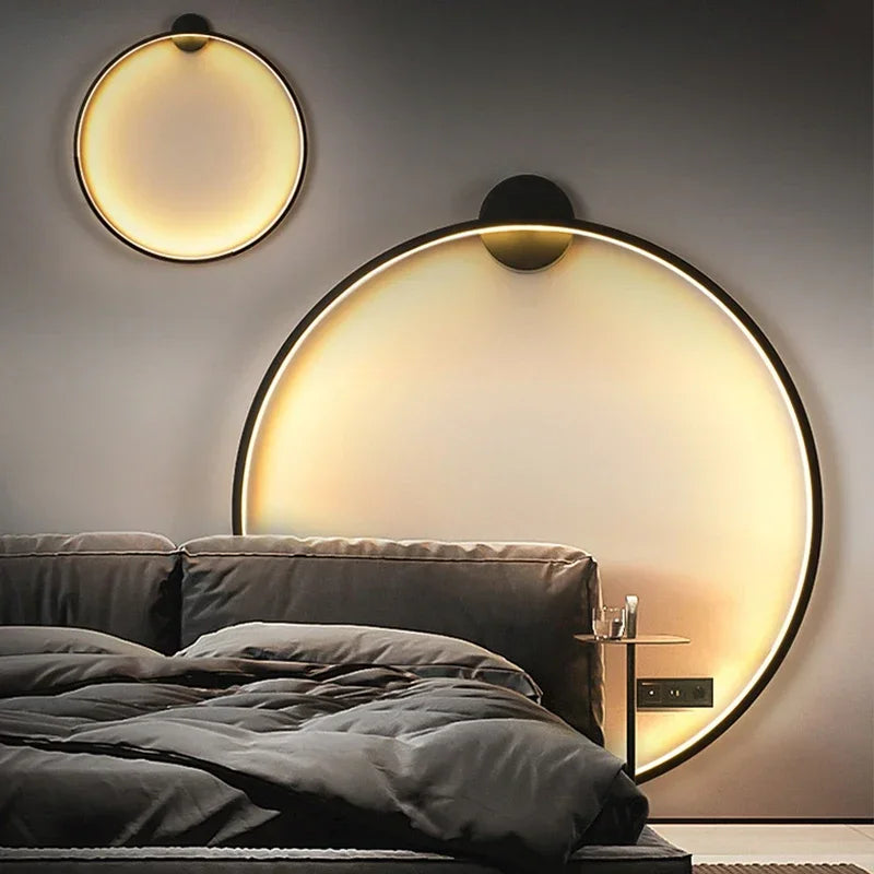 Vue de côté de l'applique murale LED noire sur un mur blanc